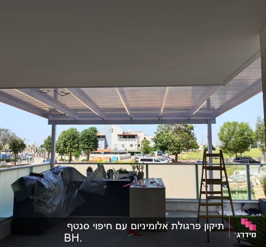 פרגולה מאלומיניום מותקנת במרפסת עם סולם